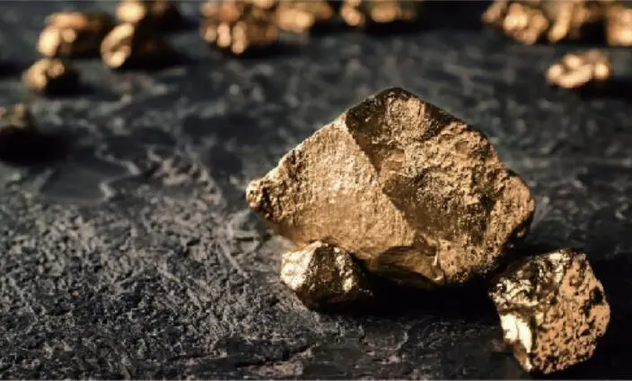 Método de enriquecimiento de oro y plata usando adsorbente