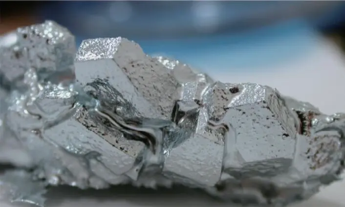 Extracción de Galio de la solución de proceso de Bayer con adsorbente